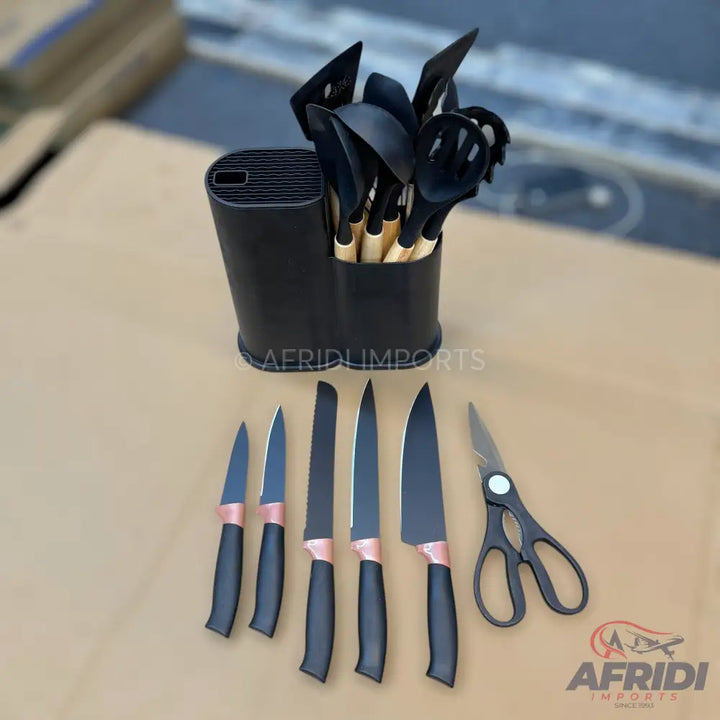 18 Piece Utencils & Knives Set