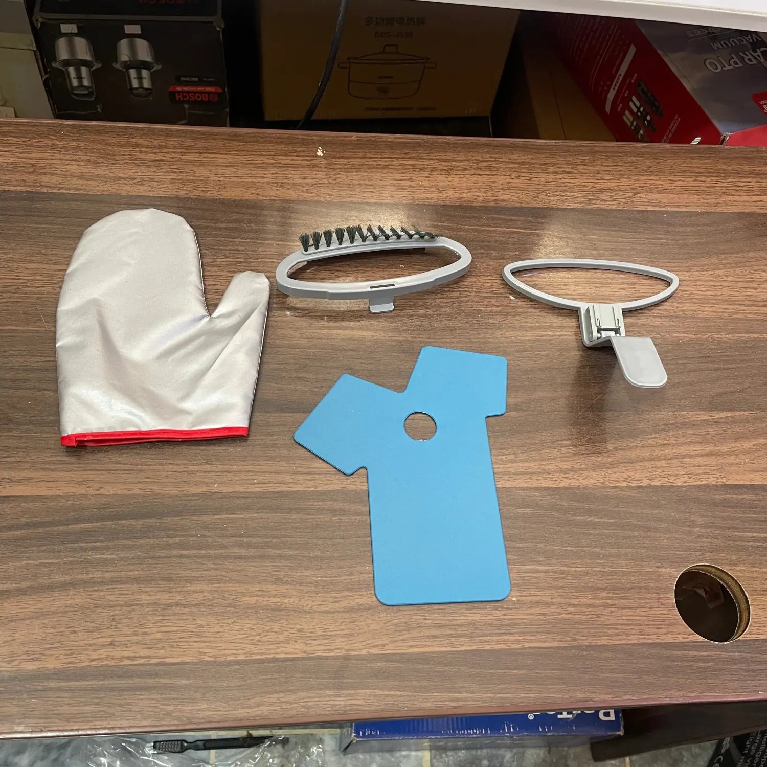 Accessories for a professional garment steamer in the Lot Imported Pacafriyo product lineup
