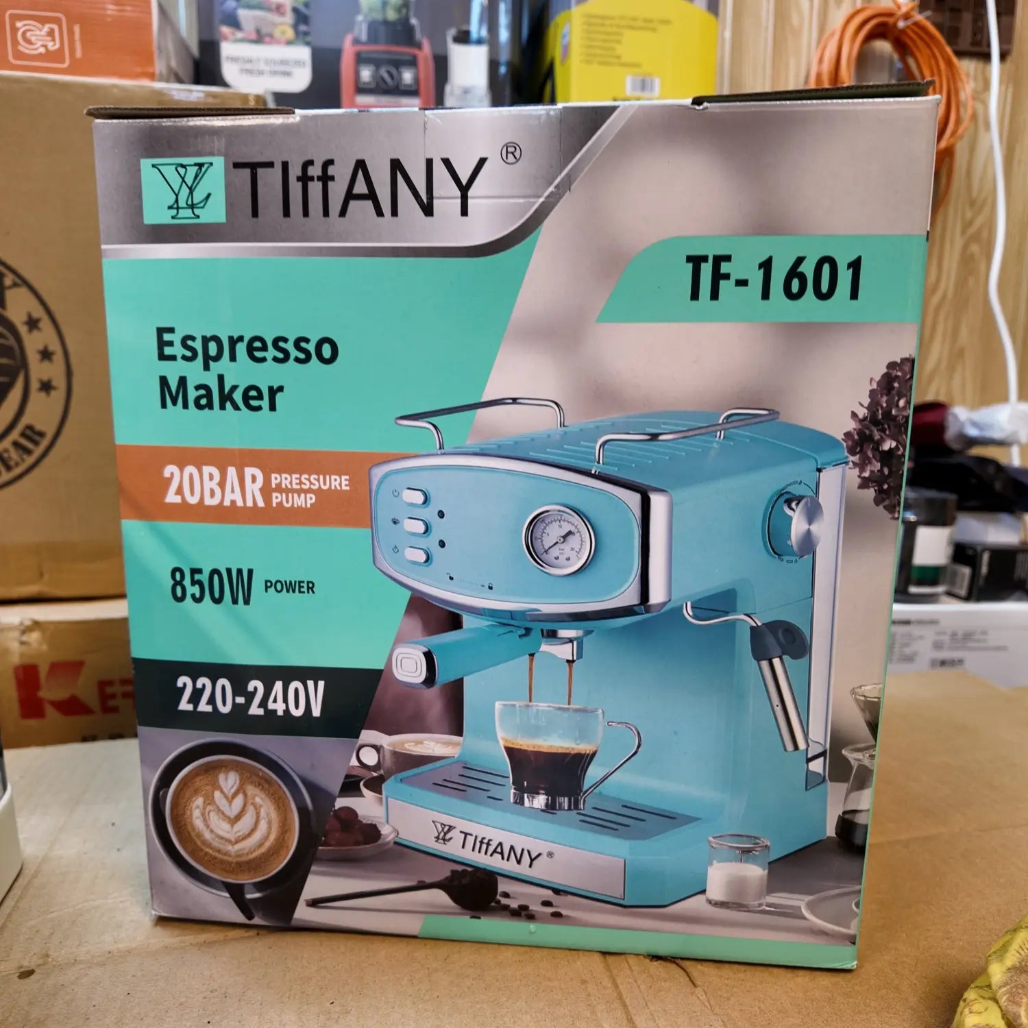 Cream-colored Tiffany analog espresso maker with 20-bar pump and 850W power.