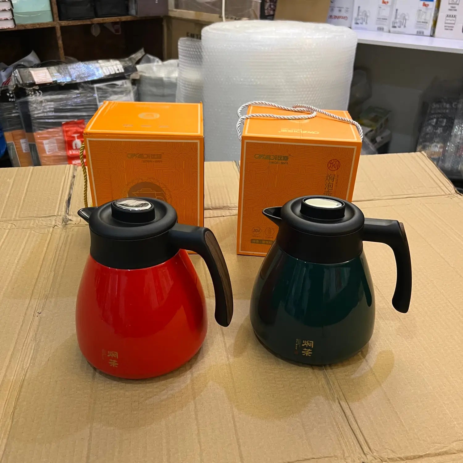 Imported 1500ml thermose with black handle, red and dark green vacuum beverage pitchers