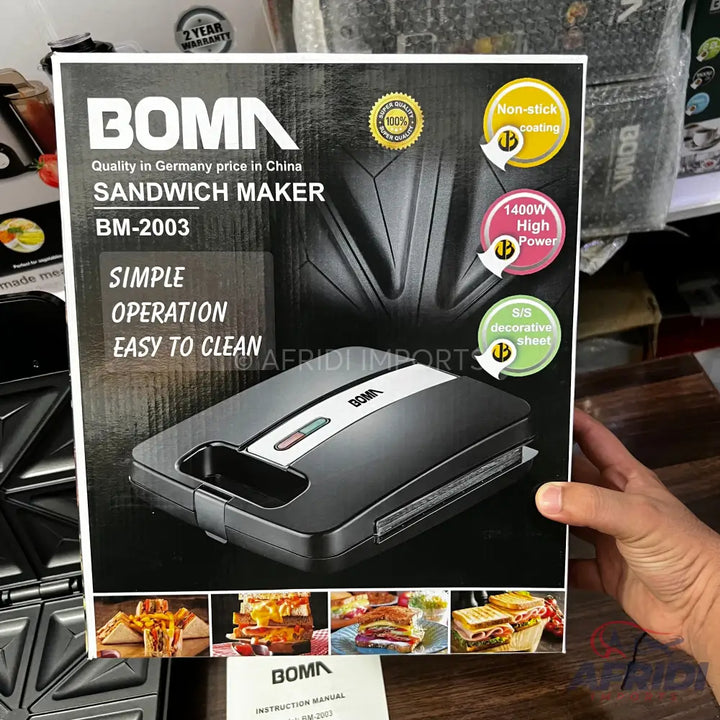 Box for a black sandwich maker with a non-stick coating and 1400W high power.
