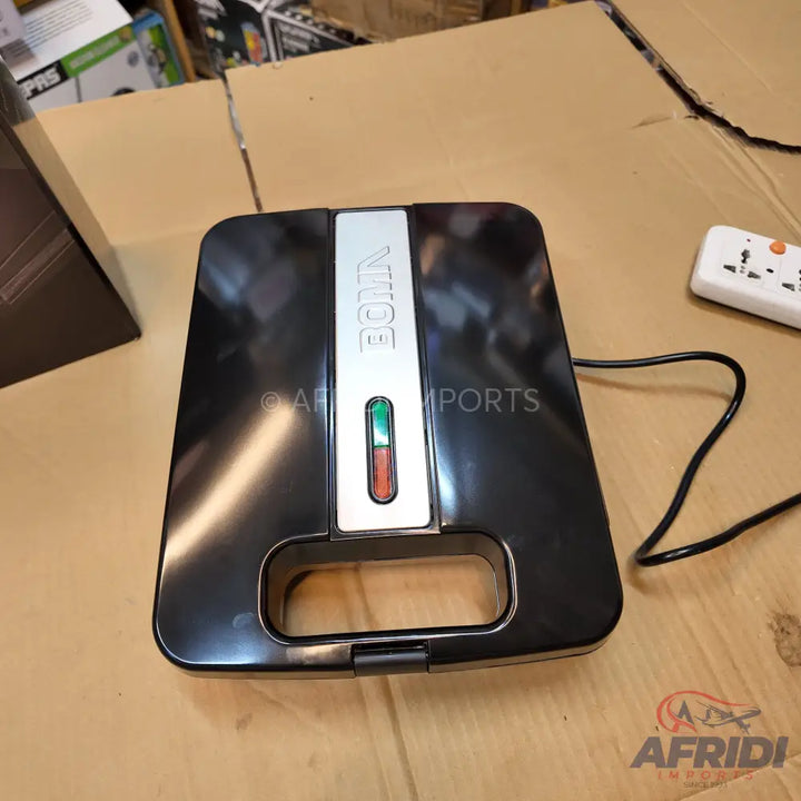 Black electric sandwich maker with indicator lights