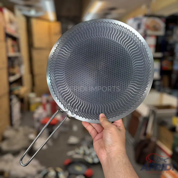 Round metal splatter screen with a honeycomb mesh and a wavy pattern, featuring a long, U-shaped wire handle.