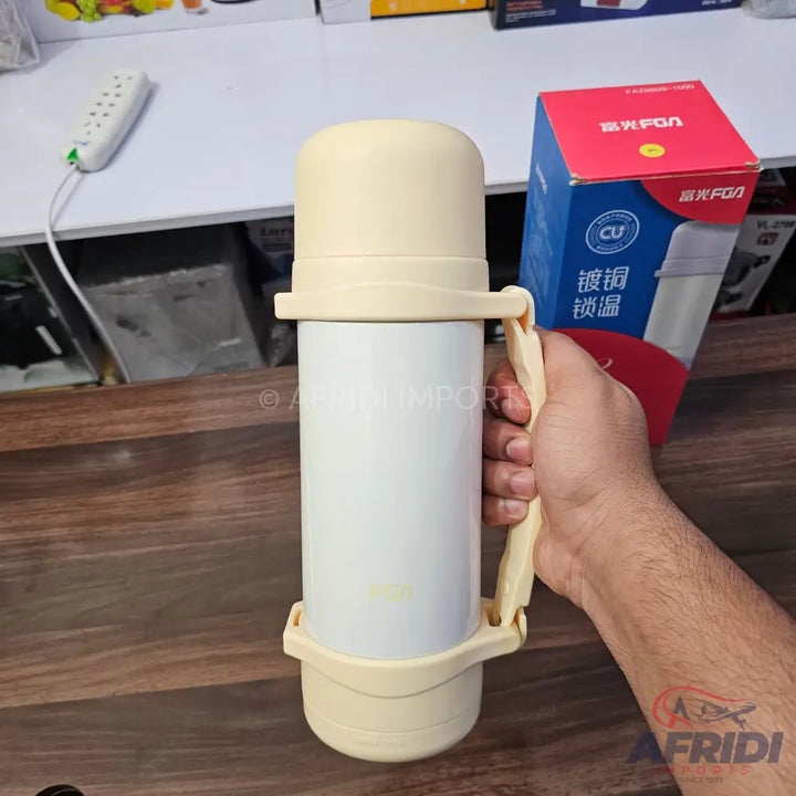 Cream-colored vacuum flask with a handle.