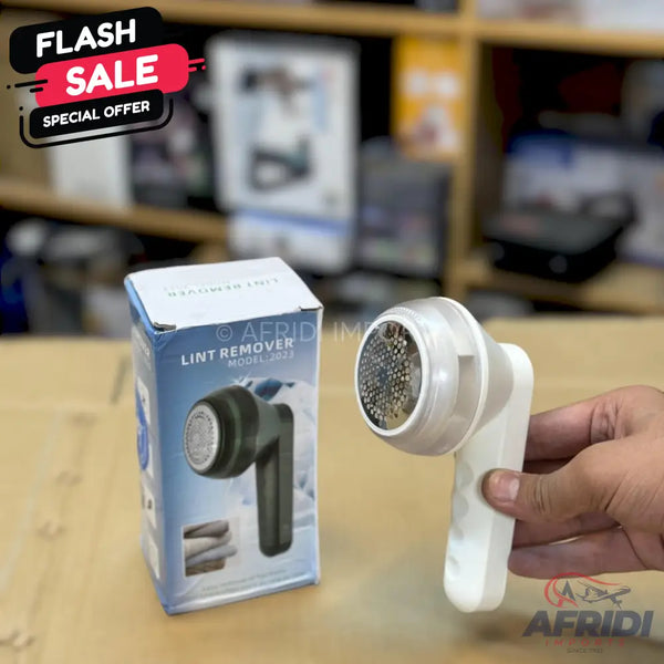 A lint remover, with one unit held by a hand and its packaging next to it, prominently displaying the product and its purpose.