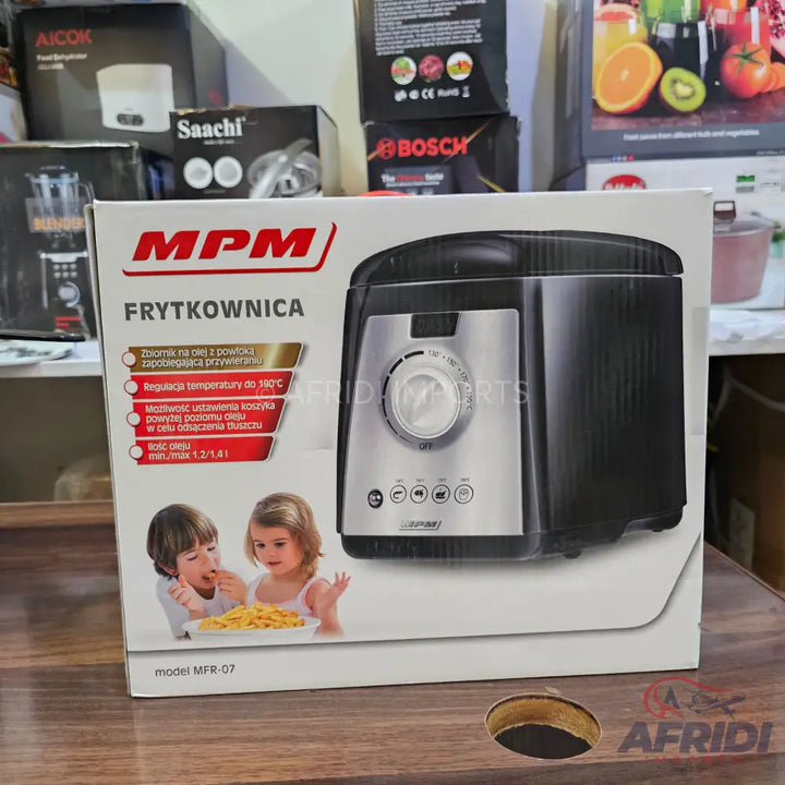 Boxed deep fryer with an adjustable thermostat and two children enjoying fries on the packaging.