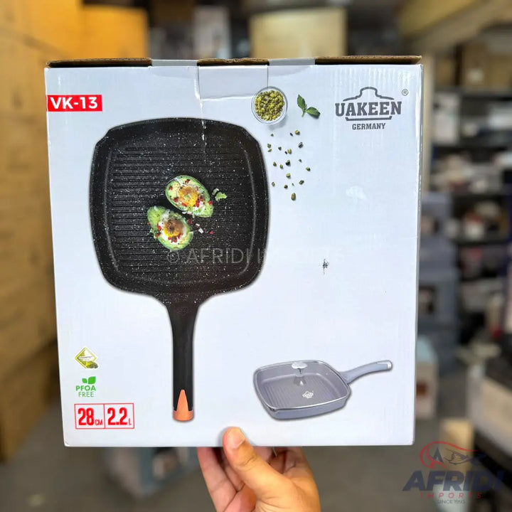 A square grill pan, 28 cm, with a non-stick coating and an additional smaller pan with a lid.